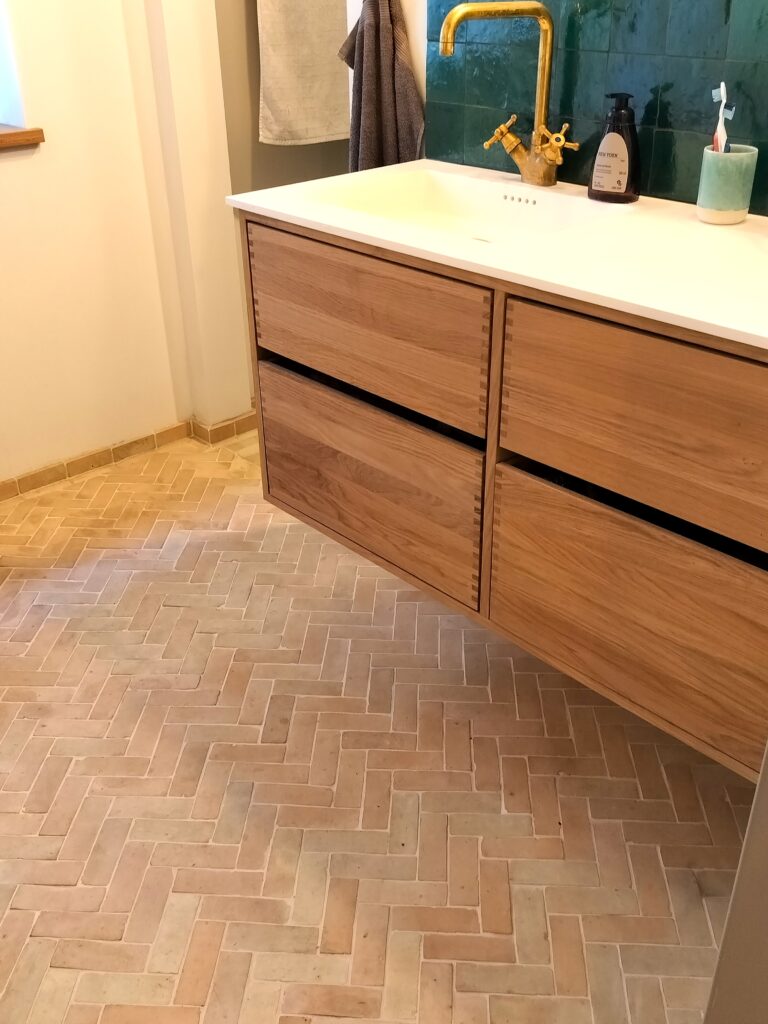 Autentiske håndlavede uglaserede Bejmat-fliser i naturlig terracotta. Rustikke 4,5x14 cm fliser fra Fez, Marokko – tidløst varmt udseende med unik håndværksmæssig tekstur. 