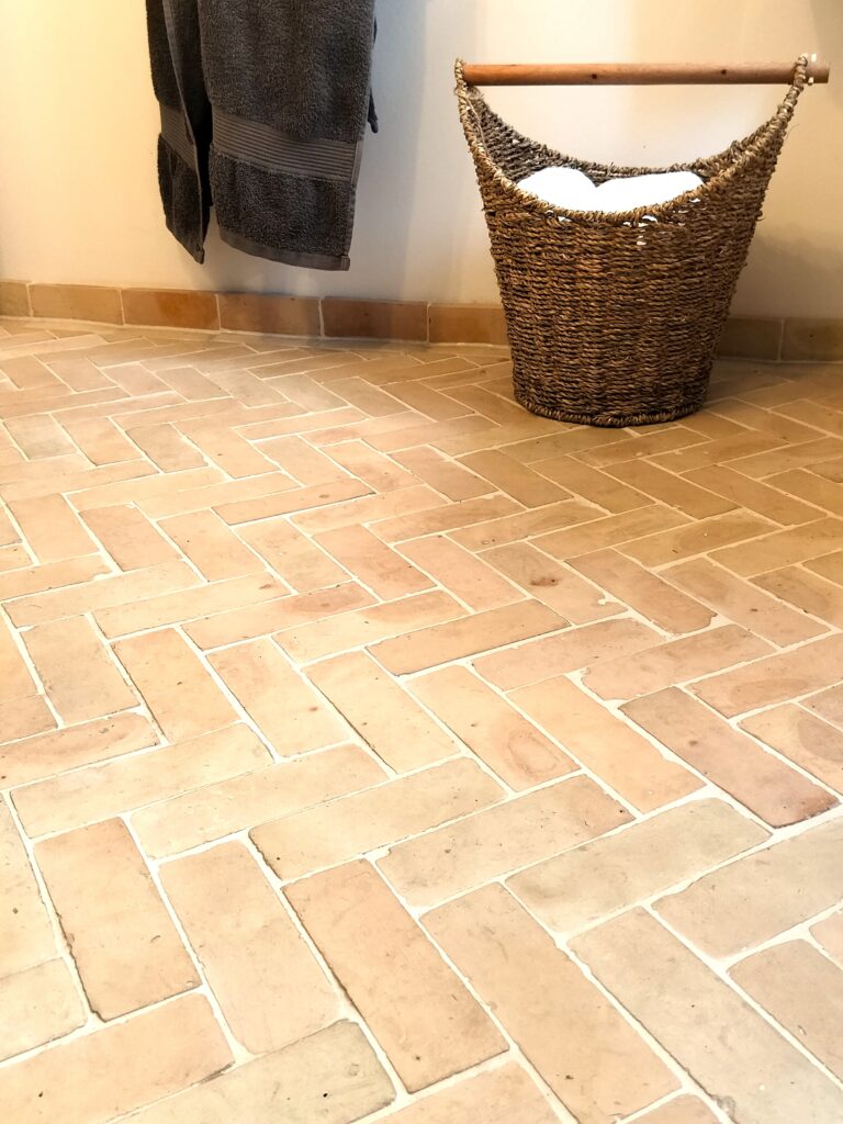Autentiske håndlavede uglaserede Bejmat-fliser i naturlig terracotta. Rustikke fliser fra Fez, Marokko – tidløst varmt udseende med unik håndværksmæssig tekstur. 