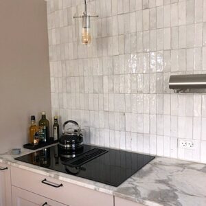 Autentiske håndlavede Bejmat-fliser i hvid fra Fez. Rig tekstur, naturligt ler og blank glasur—perfekt til gulve, stænkplader og dekorative vægge 