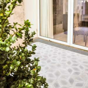 Håndlavede encaustiske belægningsfliser, udviklet og patenteret af Villa Tiles. Unikke designs, slidlag af marmor, 28/40 mm tykkelse - udendørs holdbarhed 