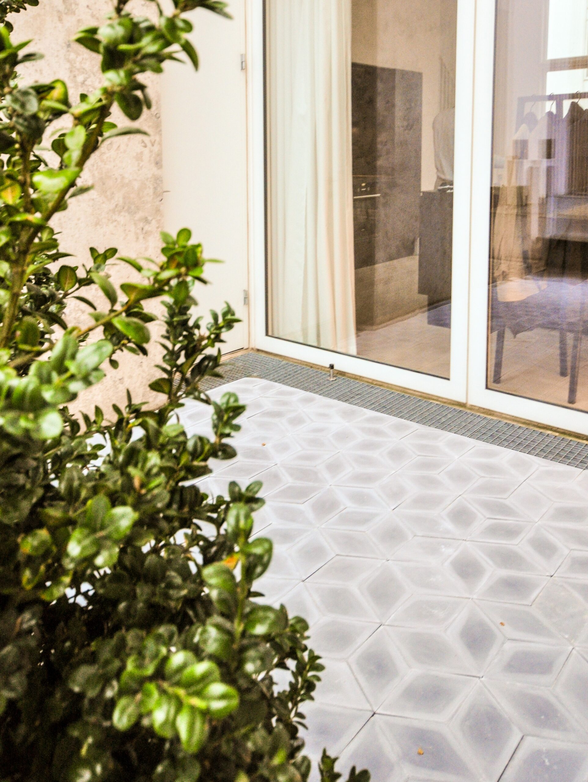 Håndlavede encaustiske belægningsfliser, udviklet og patenteret af Villa Tiles. Unikke designs, slidlag af marmor, 28/40 mm tykkelse - udendørs holdbarhed