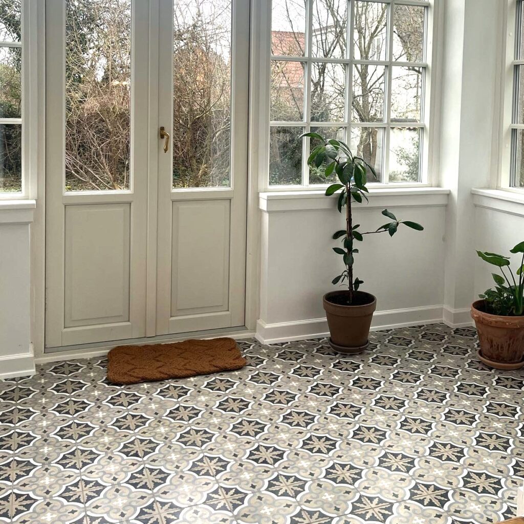 Pris pr. m2. Håndlavet cementflise i Art Nouveau-stil, der tilfører tidløs elegance til dit interiør. Et klassisk europæisk mønster i nordiske farver.