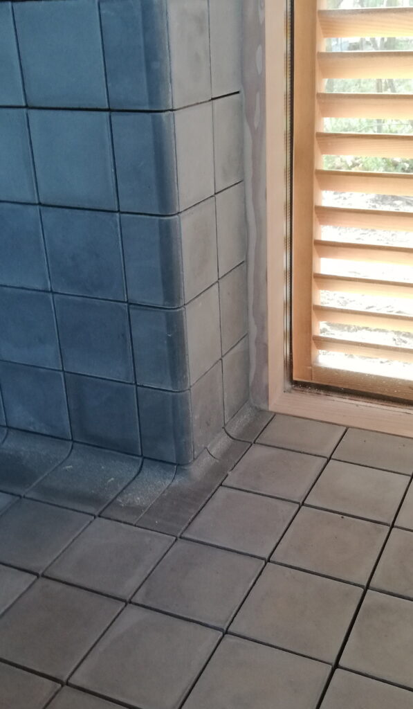 Håndlavede kant fliser i marmor-cement – elegante buede fliser for harmonisk overgang fra væg til væg, fremstillet i tidløst design.