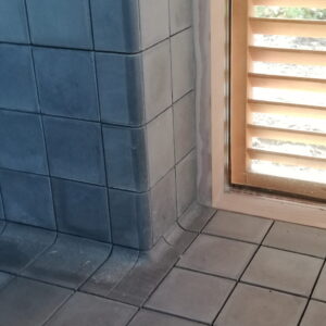 Håndlavede kant fliser i marmor-cement – elegante buede fliser for harmonisk overgang fra væg til væg, fremstillet i tidløst design.