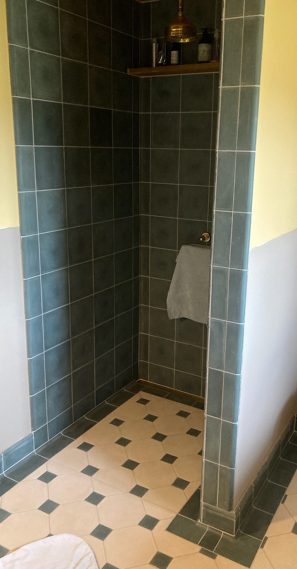 Håndlavet hulkehl flise fra Villa Flisers patenterede kollektion – nordisk design i marmor-cement