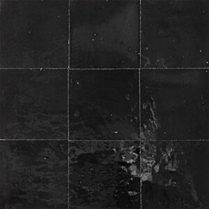 Autentiske håndlavede Zellige fliser i sort, fra Fez. Rig tekstur, naturlig terrakotta og blank glasur—perfekt til badeværelse og køkken 