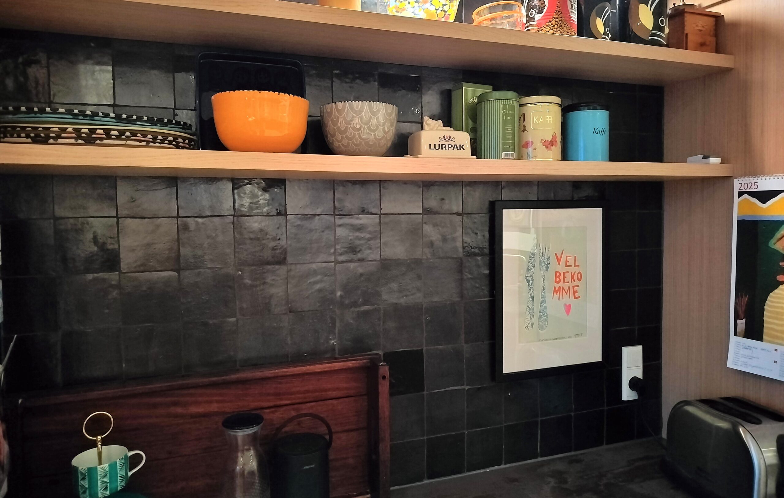 Autentiske håndlavede Zellige fliser fra Fez i Marokko. Rig tekstur, naturlig terrakotta og blank glasur—perfekt til vægge i køkken og bad