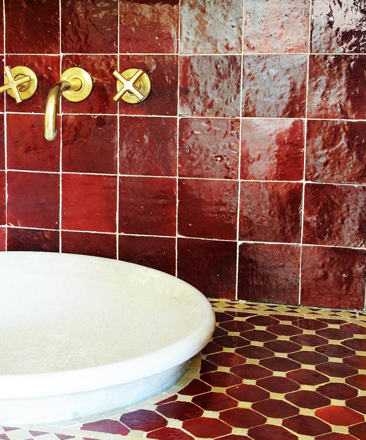 Autentiske håndlavede Zellige fliser fra Fez i Marokko. Rig tekstur, naturlig terrakotta og blank glasur—perfekt til vægge i køkken og bad