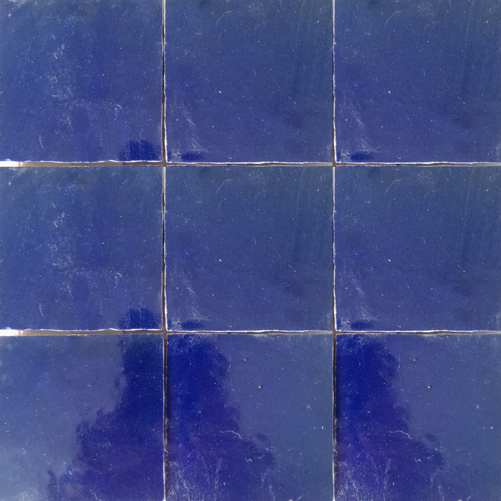 Autentiske håndlavede Zellige fliser i blå, fra Fez. Rig tekstur, naturligt ler og blank glasur - perfekte i badeværelse og køkken