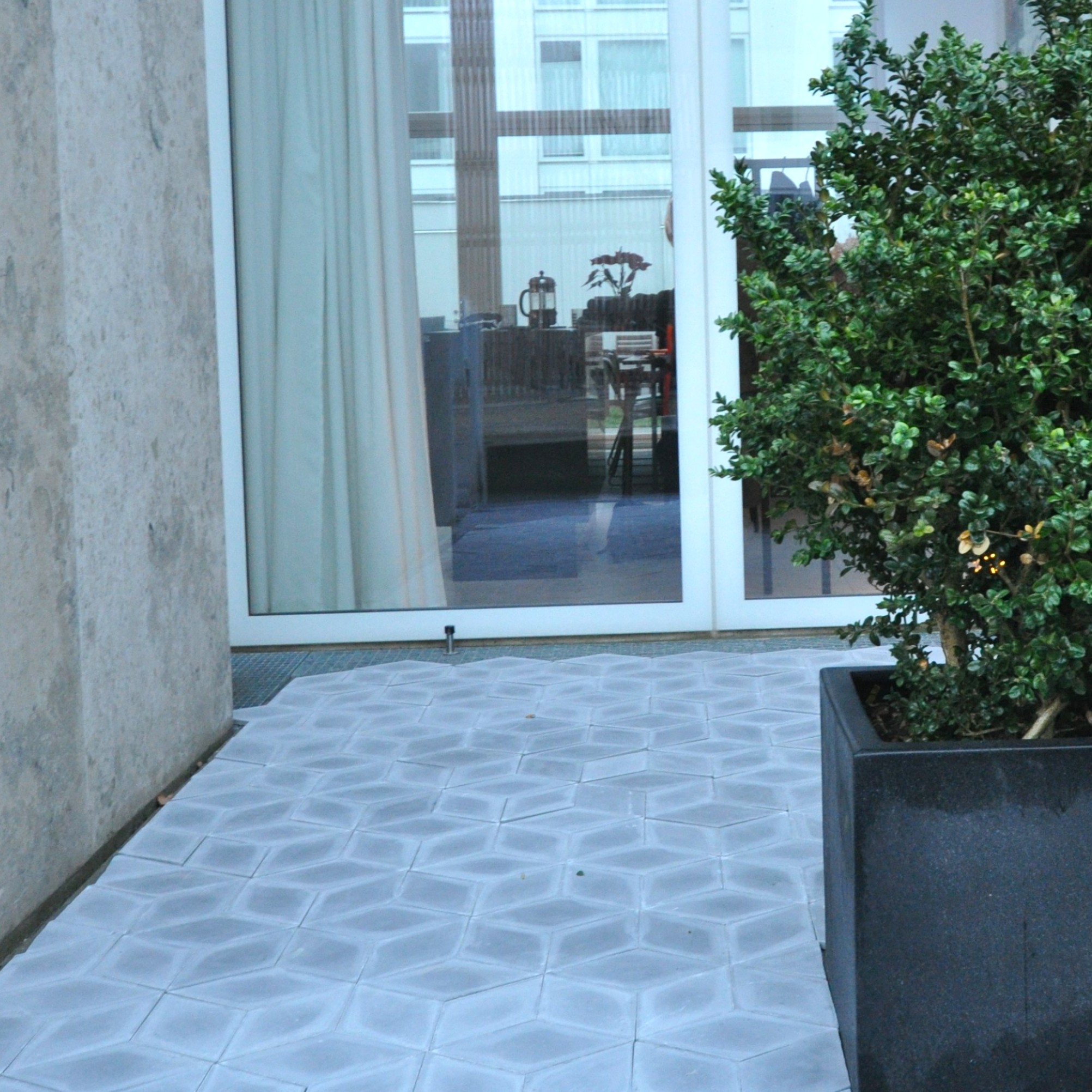 Håndlavede encaustiske belægningsfliser, udviklet og patenteret af Villa Tiles. Unikke designs, slidlag af marmor, 28/40 mm tykkelse - udendørs holdbarhed