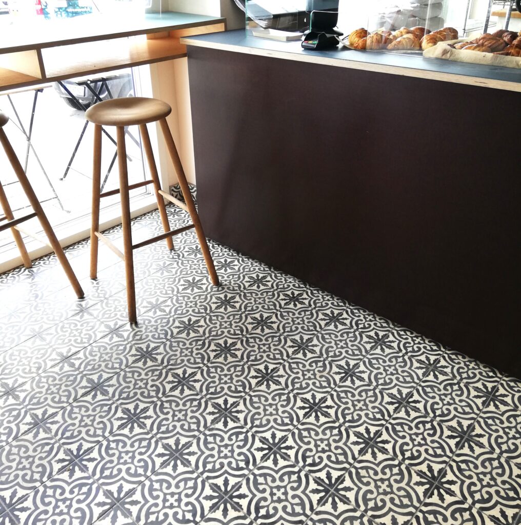 Pris pr. m2. Håndlavet cementflise i Art Nouveau-stil, der tilfører tidløs elegance til dit interiør. Et klassisk europæisk mønster i nordiske farver.