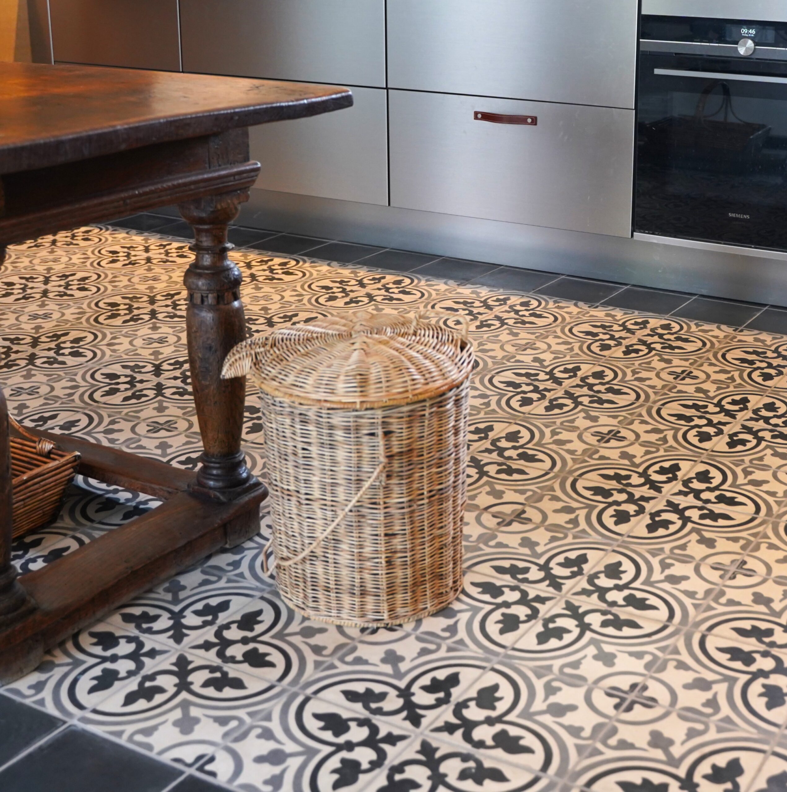 Håndlavet cementflise i klassisk stil, der tilfører tidløs elegance til dit interiør. Et raffineret europæisk mønster i nordiske farver.