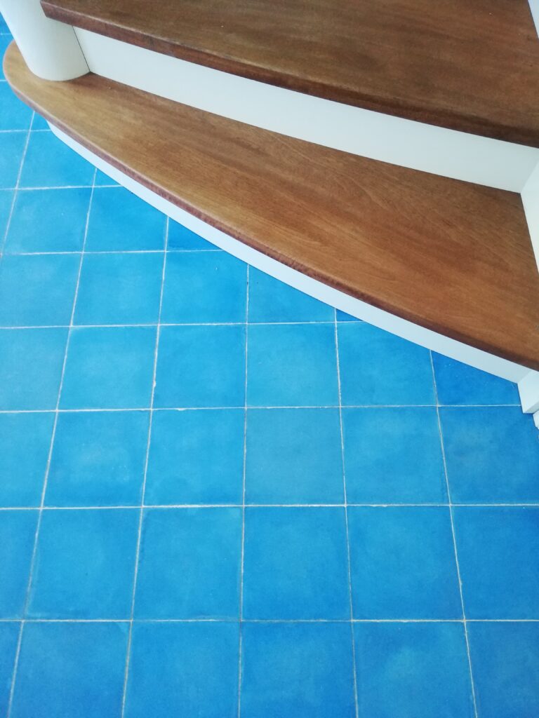 Pris pr. m2. Håndlavet cementflise i bløde nordiske farver med subtil dybde. Holdbare, moderne og perfekte til at skabe unikke vægge eller gulve. 