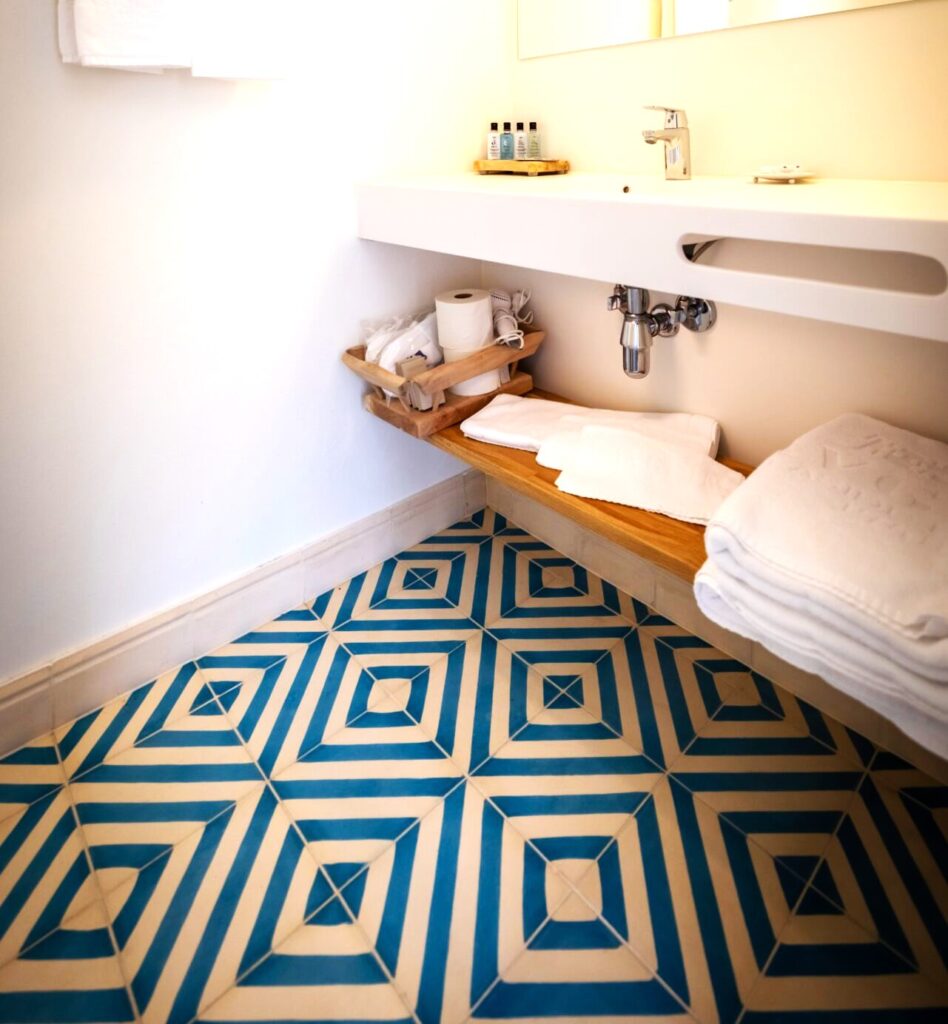 Håndlavet cementflise i moderne stil, der tilfører tidløs elegance til dit interiør. Et raffineret geometrisk mønster i nordiske farver. 
