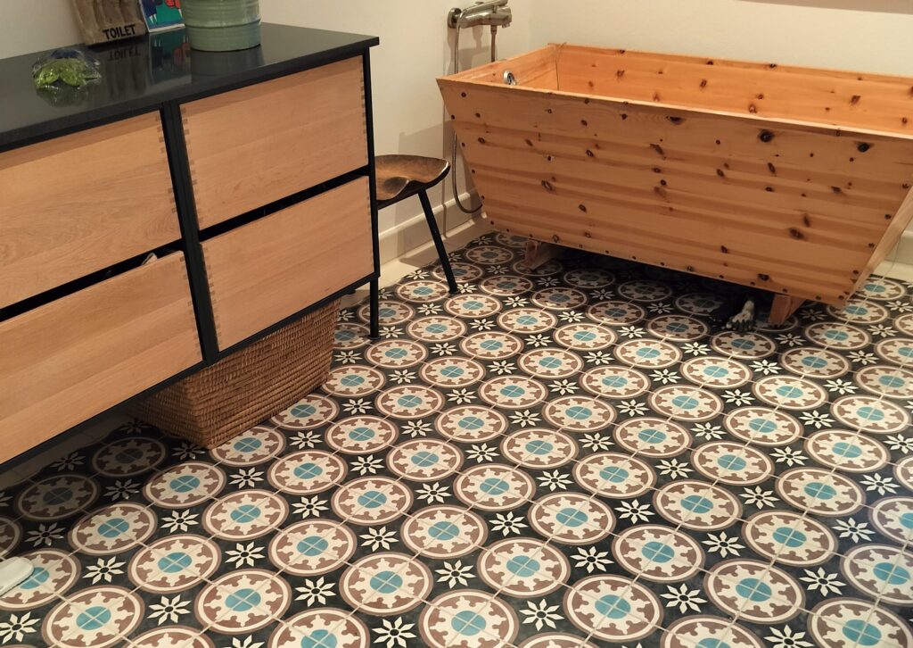 Håndlavet cementflise i klassisk stil, der tilfører tidløs elegance til dit interiør. Et raffineret europæisk mønster i nordiske farver. 