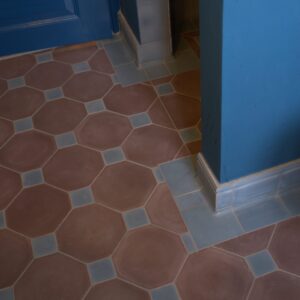 Oplev håndlavede hulkehlhjørnefliser i marmor-cement – elegante, buede fliser til problemfri overgang mellem væg og gulv, fremstillet i dansk design.