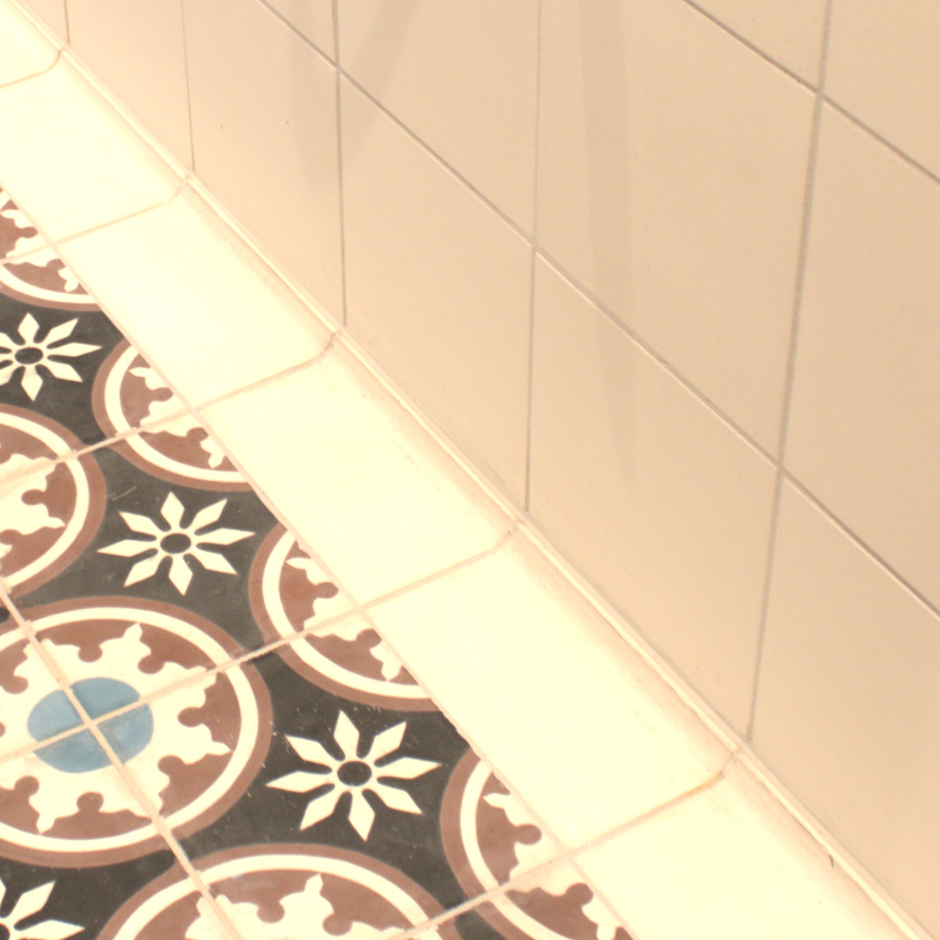 Håndlavet hulkehl flise fra Villa Flisers patenterede kollektion – nordisk design i marmor-cement