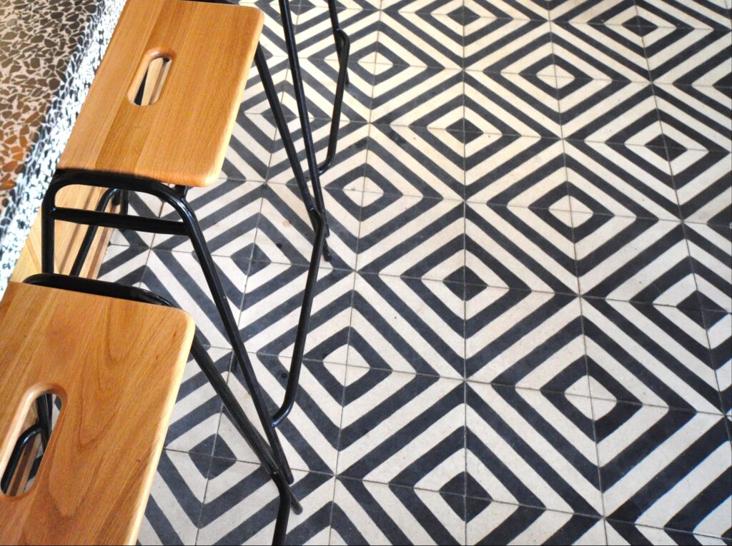 Håndlavede cementflise i moderne stil, der tilfører tidløs elegance til dit interiør. Et raffineret geometrisk mønster i nordiske farver. 