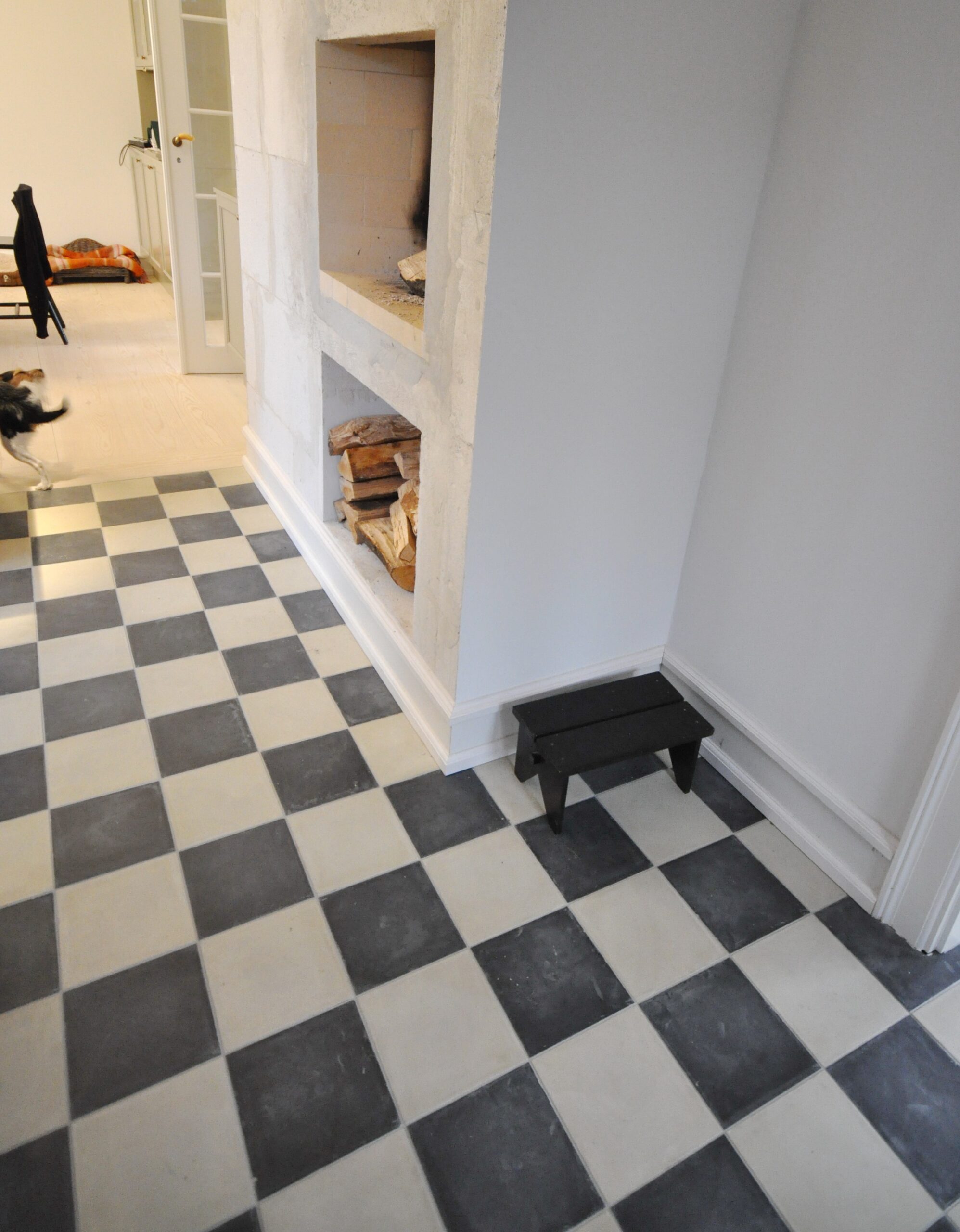 Pris pr. m2. Håndlavet cementflise i bløde nordiske farver med subtil dybde. Holdbare, moderne og perfekte til at skabe unikke vægge eller gulve.