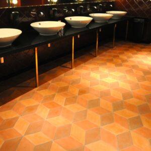 Rombeformede håndlavede cementfliser i bløde nordiske farver. Holdbare, moderne og perfekte til unikke vægge eller gulve. 