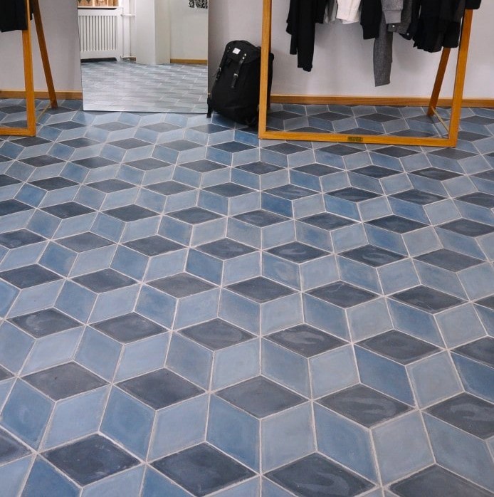 Rombeformet håndlavet cementflise, Diamond i bløde nordiske farver. Holdbar, moderne og perfekt til unikke vægge eller gulve.