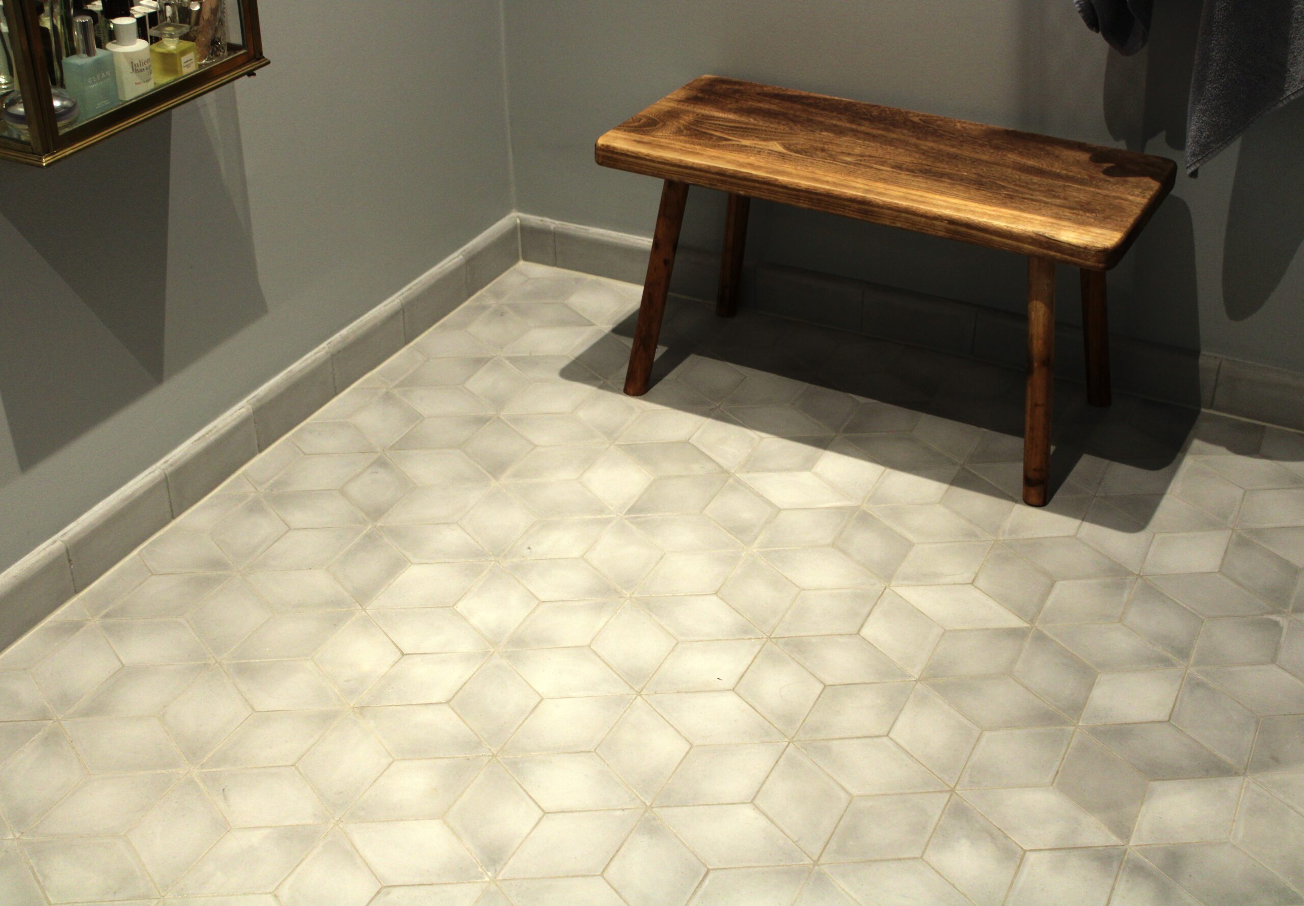 Rombeformede håndlavede cementfliser i bløde nordiske farver. Holdbare, moderne og perfekte til unikke vægge eller gulve.