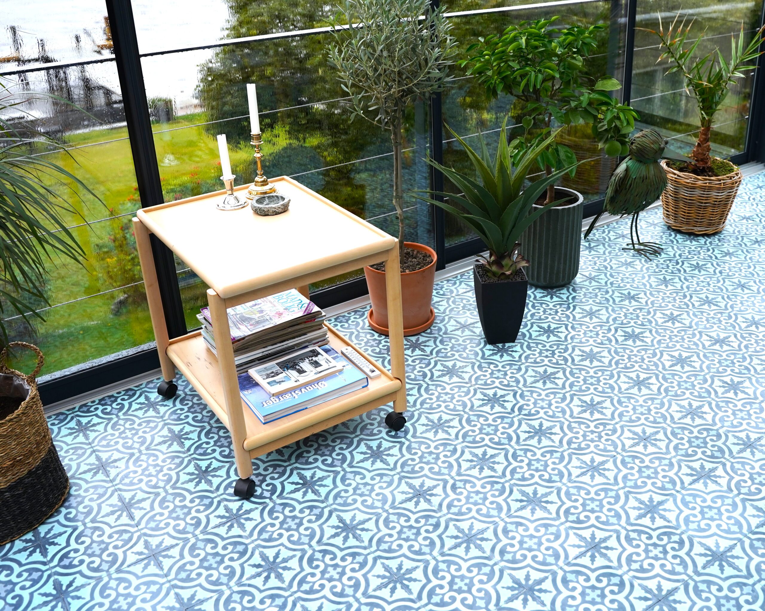 Håndlavet marmor-cementflise i Art Nouveau-stil bringer tidløs elegance til dit interiør. Et klassisk europæisk mønster i nordiske farver.