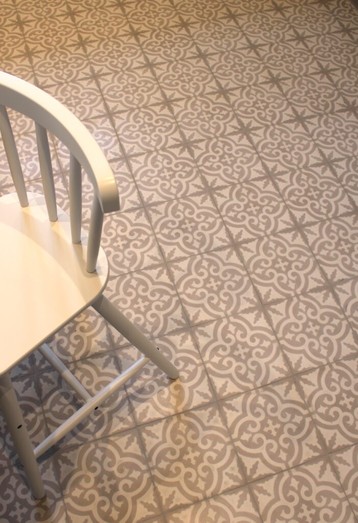 Håndlavet cementflise i Art Nouveau-stil, der tilfører tidløs elegance til dit interiør. Et klassisk europæisk mønster i nordiske farver.