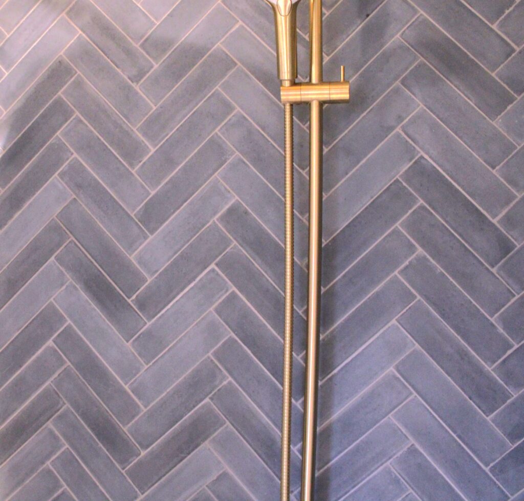 Denne håndlavede, enkaustiske cementflise i moderne stil tilfører tidløs elegance til dit interiør. En sildebensform i nordiske farver. 