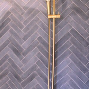 Denne håndlavede, enkaustiske cementflise i moderne stil tilfører tidløs elegance til dit interiør. En sildebensform i nordiske farver. 