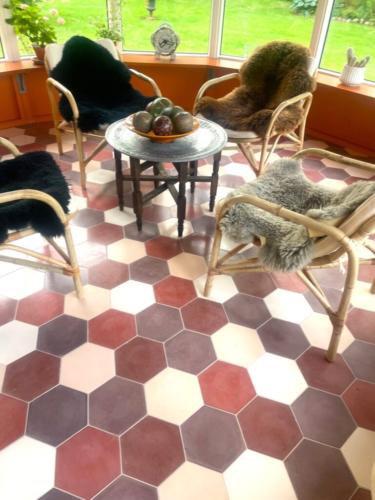 Håndlavet cementflise i klassisk stil, der tilfører tidløs elegance til dit interiør. En sekskantet form i nordiske farver. 