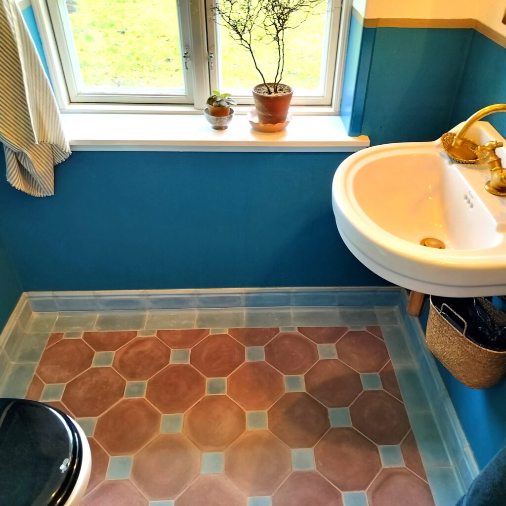 Håndlavet cementflise i klassisk stil, der tilfører tidløs elegance til dit interiør. En raffineret form i nordiske farver. 