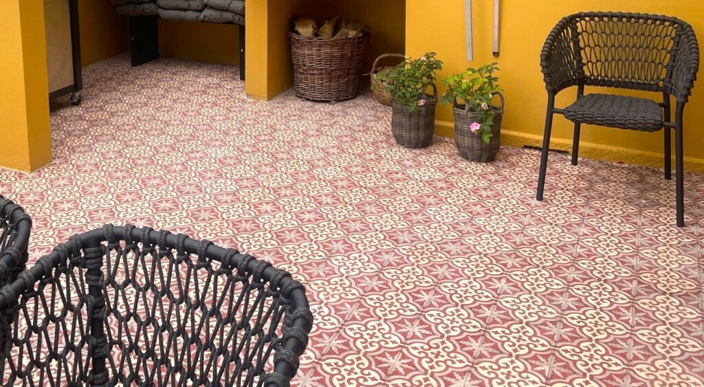 Håndlavede encaustiske belægningsfliser, udviklet og patenteret af Villa Tiles. Unikke designs, slidlag af marmor, 28/40 mm tykkelse - udendørs holdbarhed 