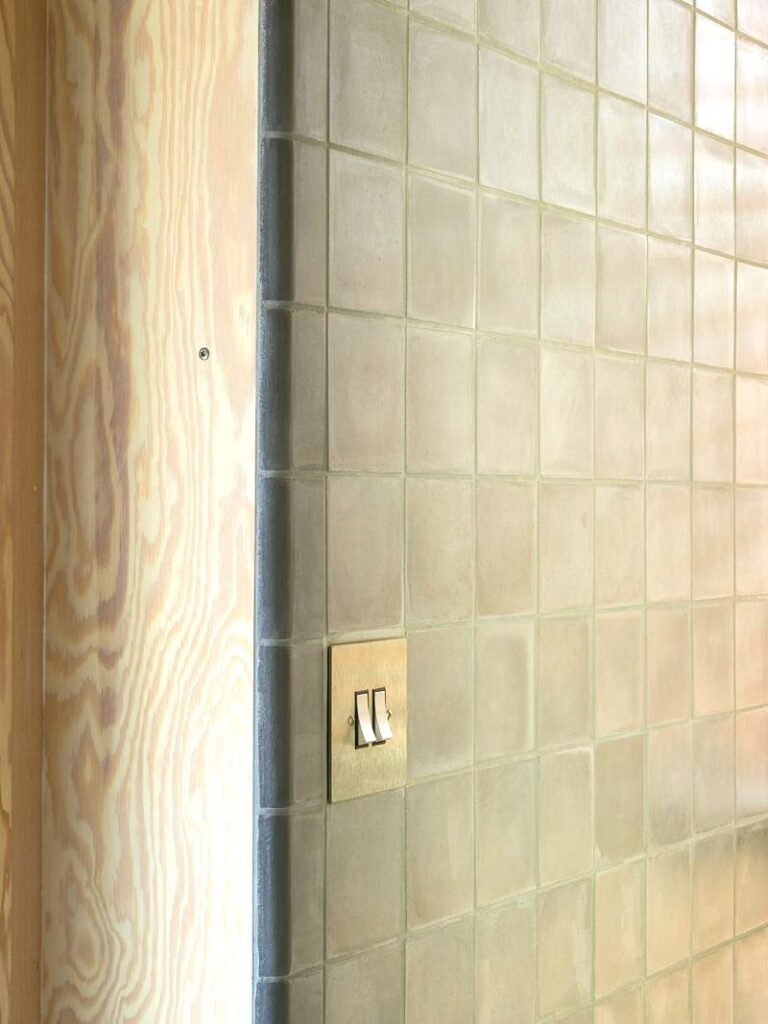 Håndlavede kant fliser i marmor-cement – elegante buede fliser for harmonisk overgang fra væg til væg, fremstillet i tidløst design.