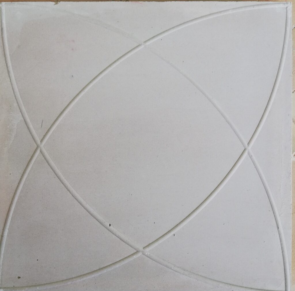 Denne håndlavede skridsikre cementflise, patenteret af Villa Tiles, kombinerer et raffineret mønster i nordiske farver med integreret skridsikring.