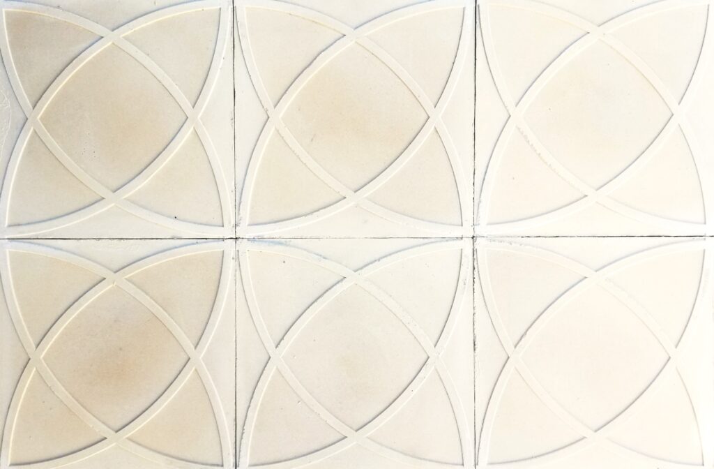 Denne håndlavede skridsikre cementflise, patenteret af Villa Tiles, kombinerer et raffineret mønster i nordiske farver med integreret skridsikring.