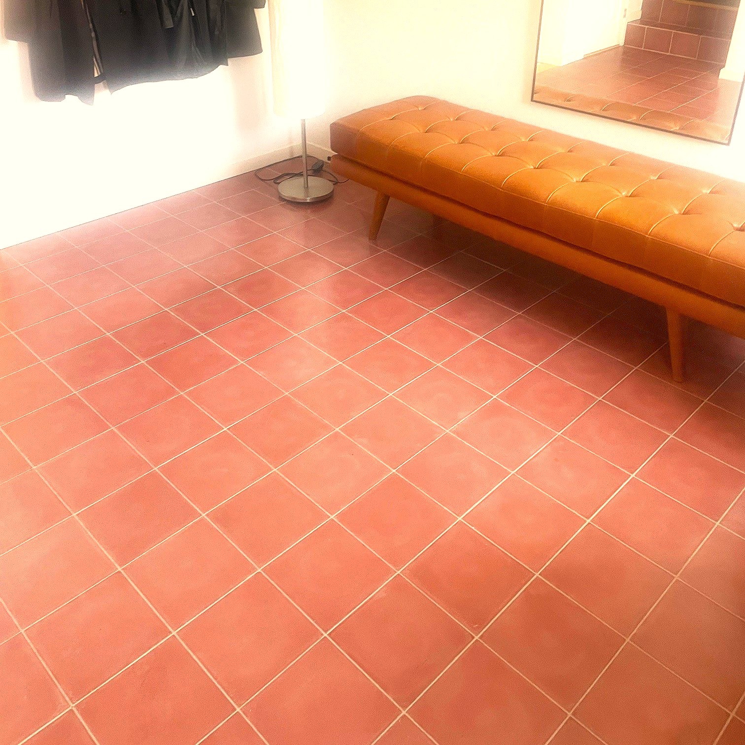 Pris pr. m2. Håndlavet cementflise i bløde nordiske farver med subtil dybde. Holdbare, moderne og perfekte til at skabe unikke vægge eller gulve.