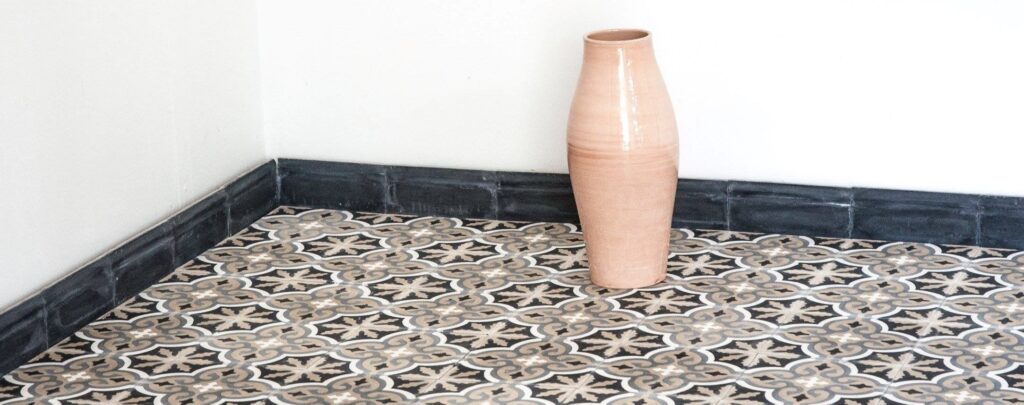 Håndlavede sokkelfliser i marmor-cement — elegante bølgede fliser for harmonisk overgang mellem gulv og væg, fremstillet i et tidløst design