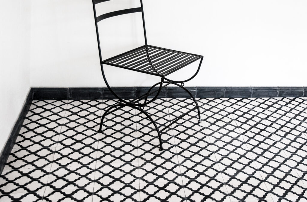 Denne håndlavede mønstrede cementflise i klassisk stil tilfører tidløs elegance til dit interiør. Et raffineret, elegant mønster i nordiske farver.