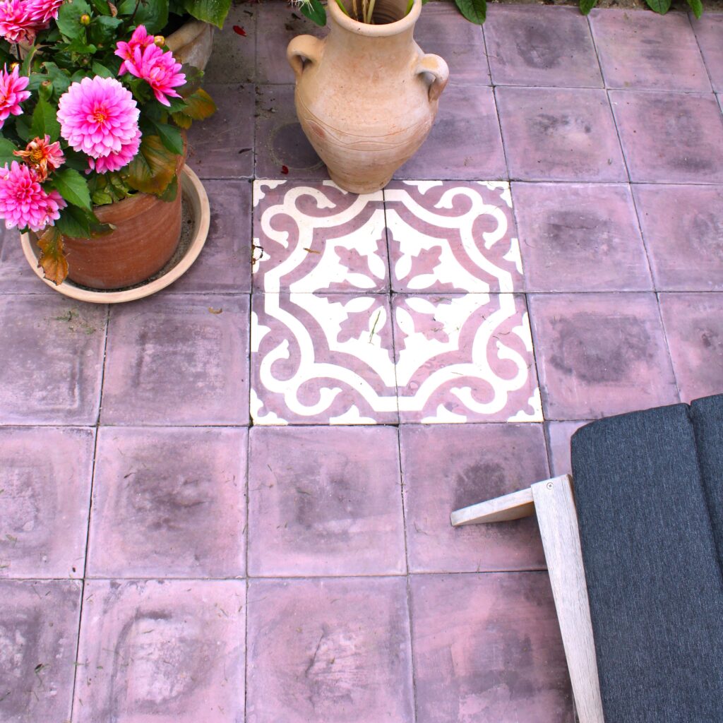 Håndlavede encaustiske belægningsfliser, udviklet og patenteret af Villa Tiles. Unikke designs, slidlag af marmor, 28/40 mm tykkelse - udendørs holdbarhed 