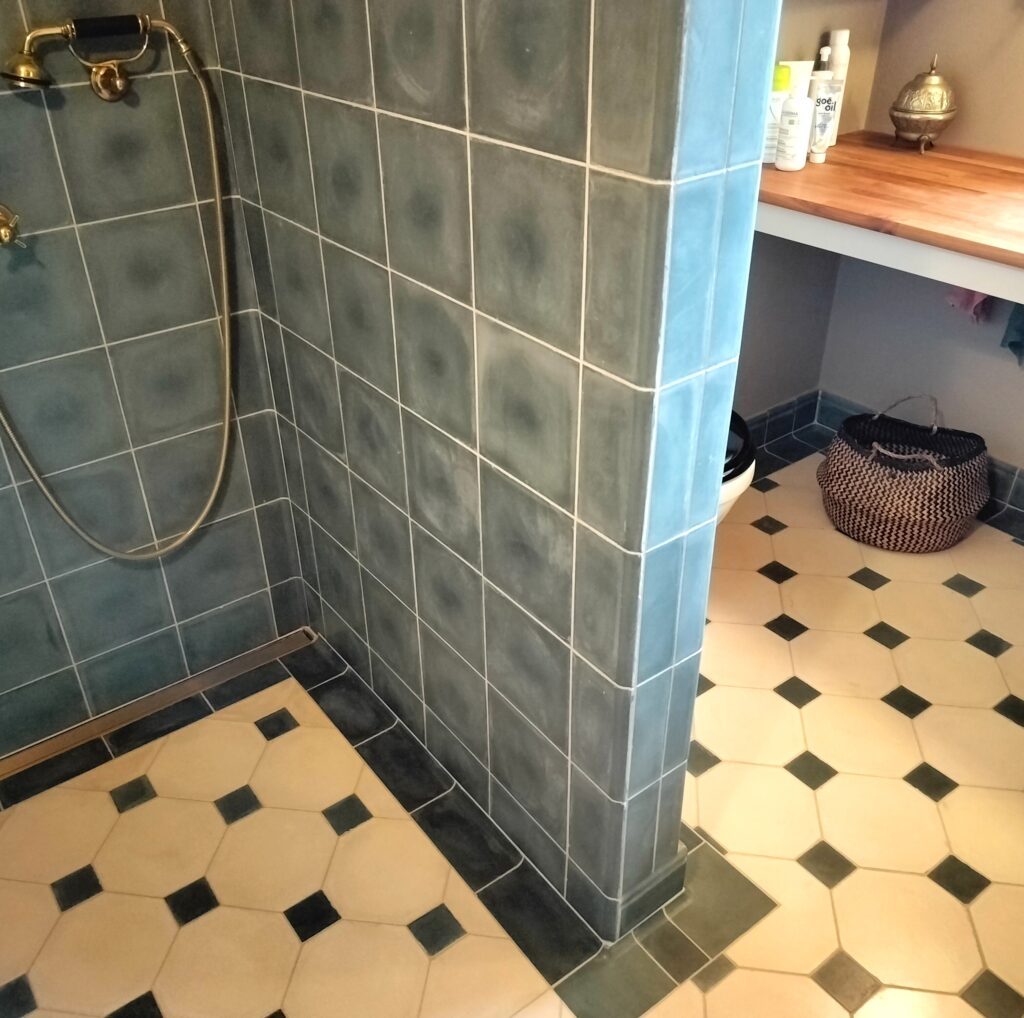 Håndlavede kant fliser i marmor-cement – elegante buede fliser for harmonisk overgang fra væg til væg, fremstillet i tidløst design.