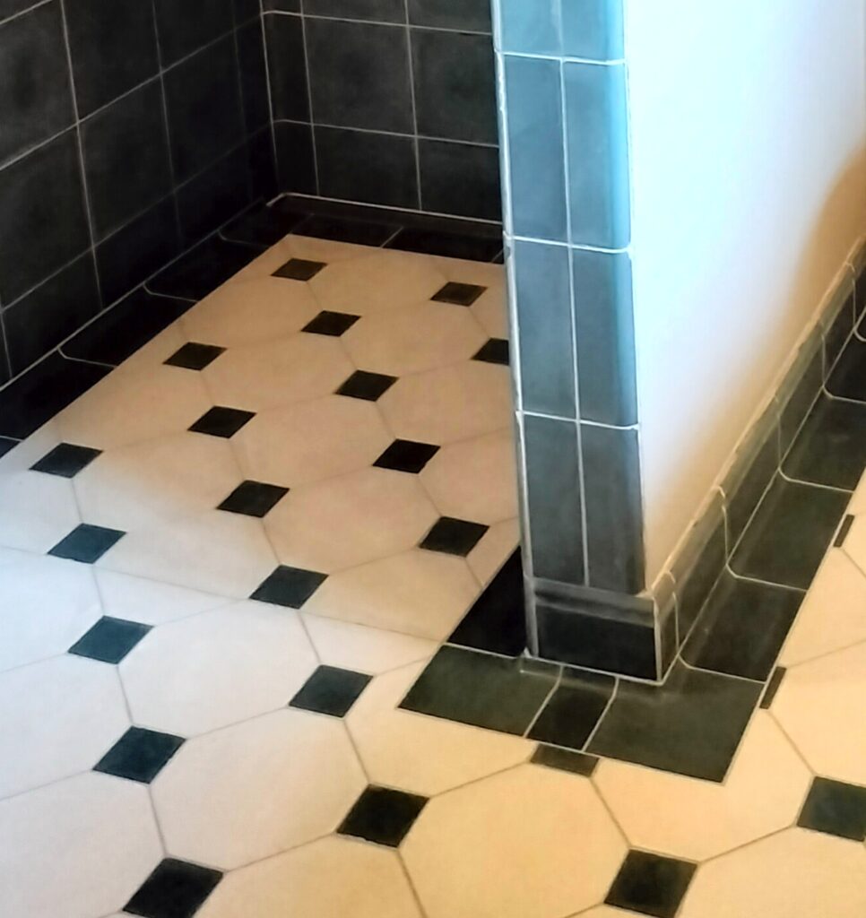 Oplev håndlavede hulkehl hjørnefliser i marmor-cement – elegante, buede fliser til harmonisk overgang mellem væg og gulv, fremstillet i dansk design.
