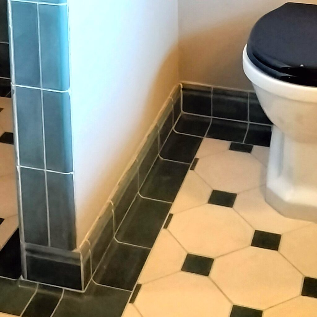 Håndlavede kant fliser i marmor-cement – elegante buede fliser for harmonisk overgang fra væg til væg, fremstillet i tidløst design.
