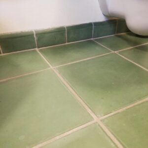 Oplev håndlavede afrundede sokkelfliser i marmor-cement — elegante rundede fliser for en harmonisk overgang fra gulv til væg, - i dansk design. Håndlavet cementflise - Diagonals i lys blå og sand farvet